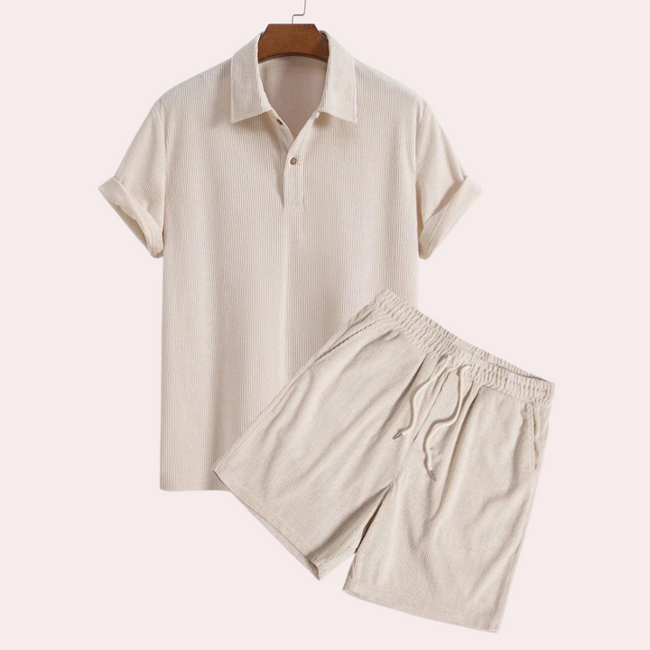 Beige corduroy heren set, bestaande uit een poloshirt en korte broek. Stijlvolle zomermode, comfortabele pasvorm, casual outfit voor heren.