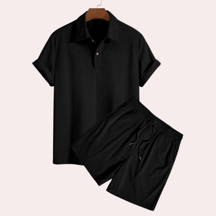 Zwarte corduroy heren set met korte mouwen en korte broek, casual zomeroutfit, comfortabele en stijlvolle herenkleding, perfect voor warme dagen.