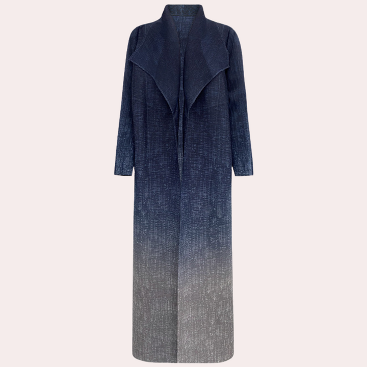 Donkerblauwe lange jas met ombre-effect, damesmode, elegant ontwerp, herfst-winter collectie, stijlvolle dameskleding, trendy outerwear.