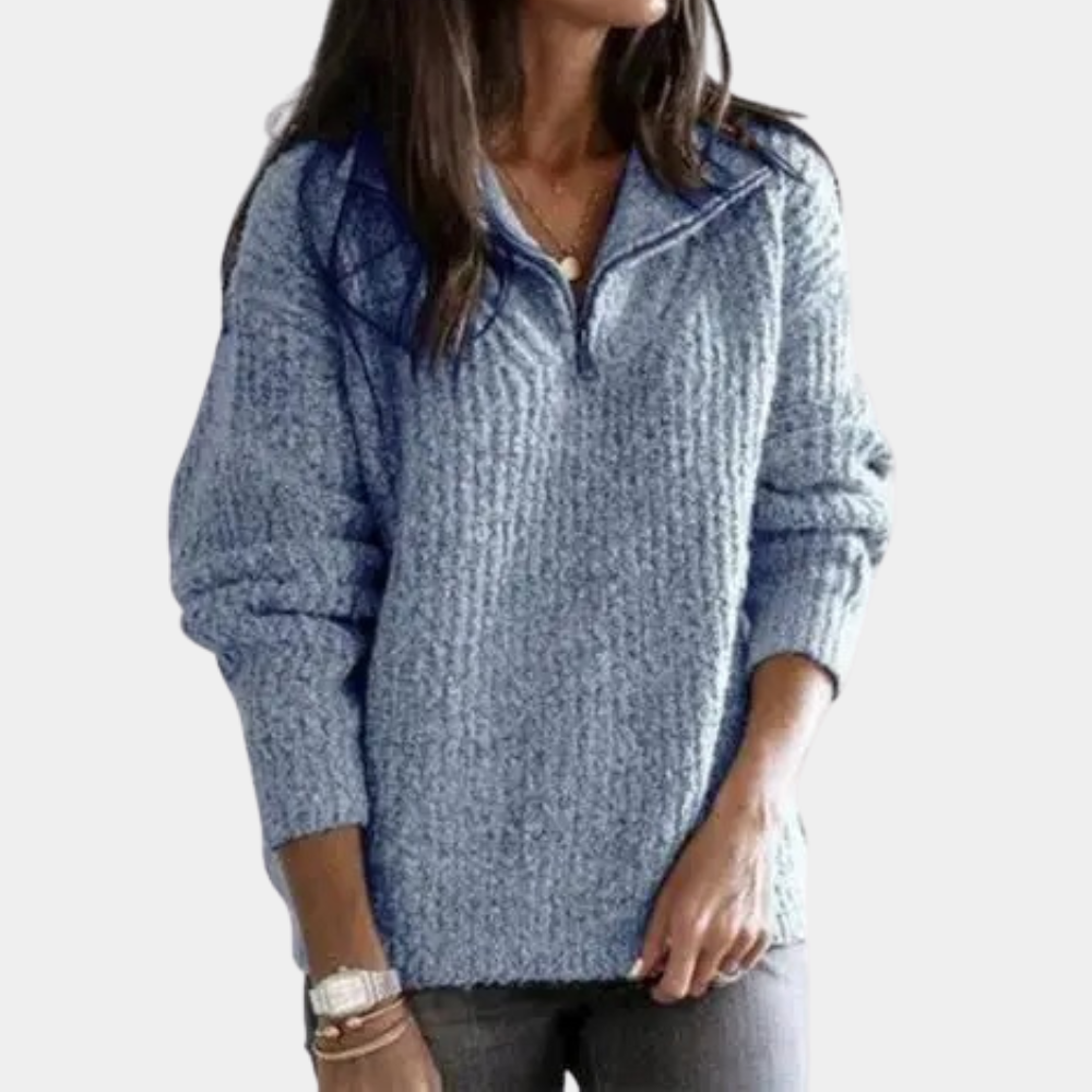 Vrouw draagt blauwe chique comfort trui met halve rits, lange mouwen. Perfect voor damesmode, casual en stijlvolle winterkleding.