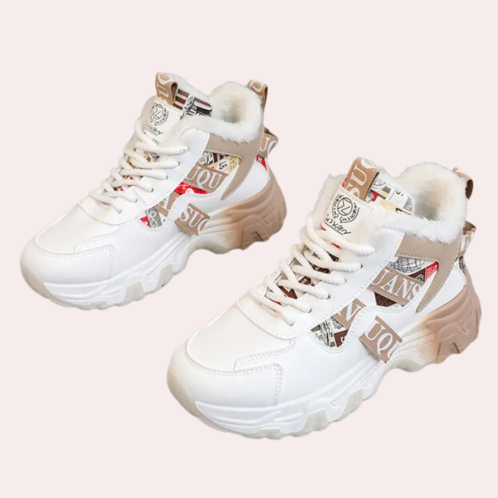 Witte sneakers met dikke zool, bontvoering en opvallende patronen. Modieuze damesschoenen, ideaal voor winter en casual outfits.