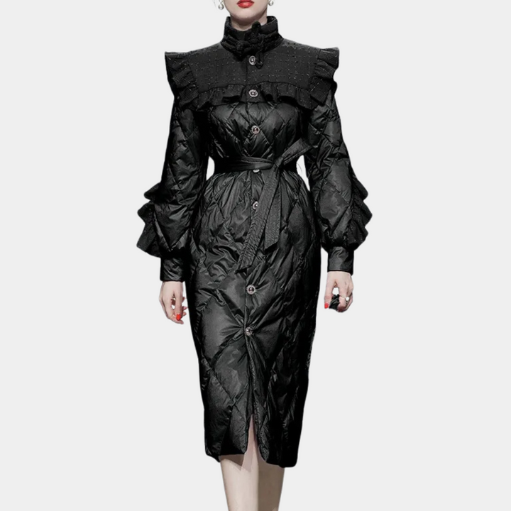 Zwarte gewatteerde damesjas met riem, lange mouwen en knoopsluiting. Modieuze winterjas, elegant ontwerp, geschikt voor koude seizoenen.