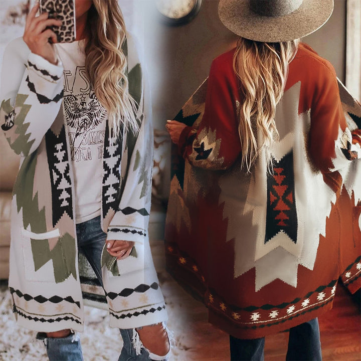 Vrouw in boho-stijl cardigan met Azteekse print, voor- en achterkant. Trendy damesmode, herfstkleding, etnisch patroon, casual outfit.