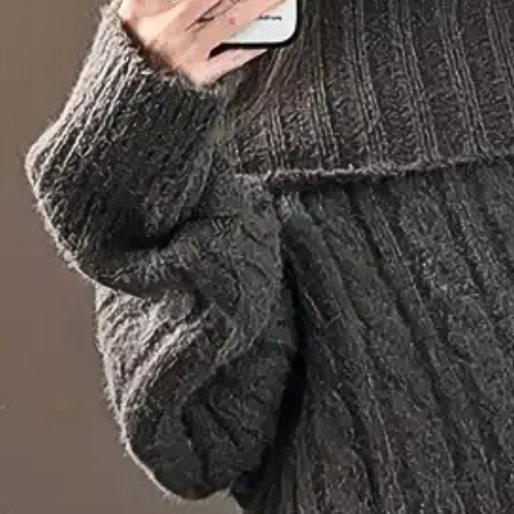 Grijze gebreide trui met kabelpatroon, oversized pasvorm, warme wintermode, trendy dameskleding, comfortabele en stijlvolle outfit.