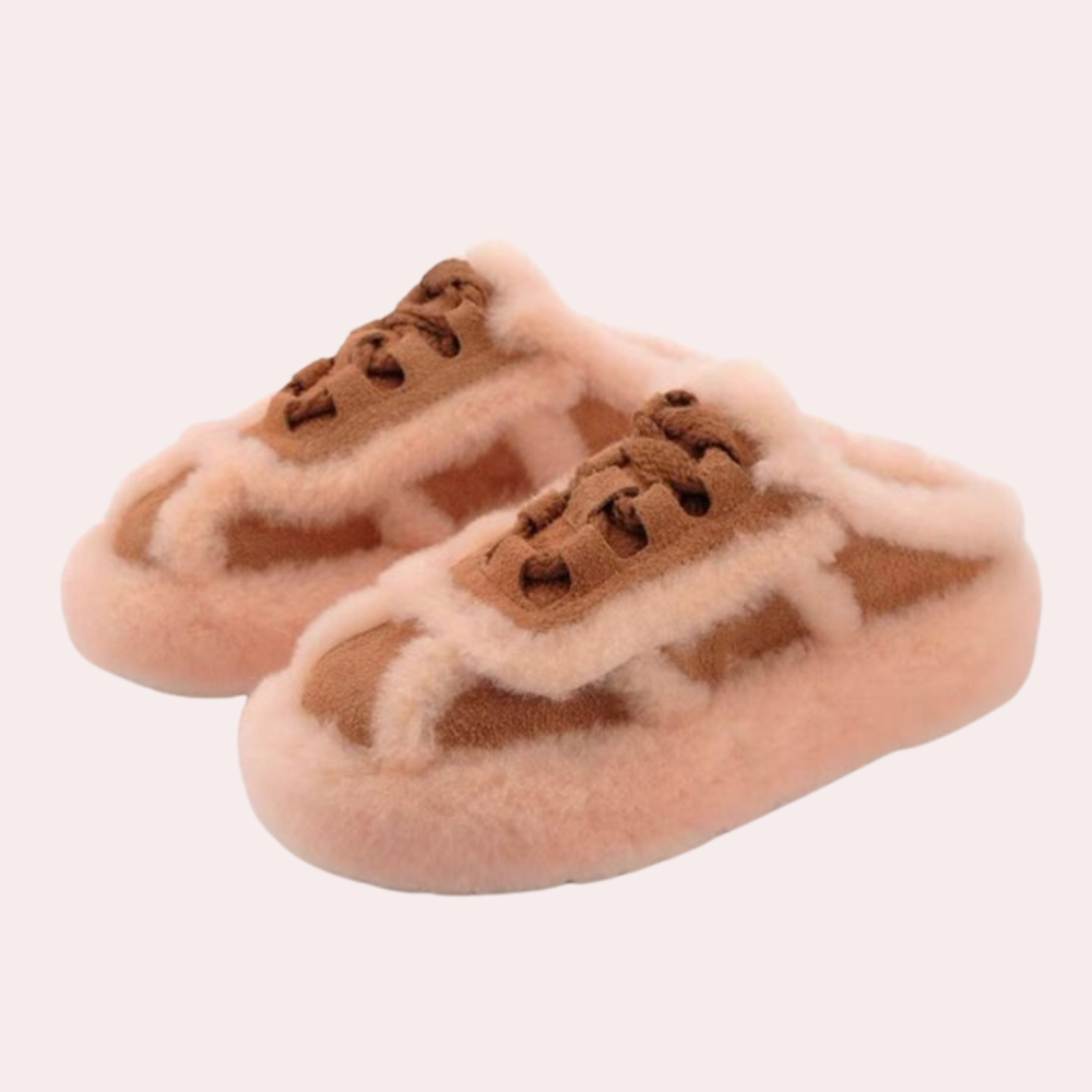 Roze pluche pantoffels met bruine accenten, comfortabele warme sloffen voor dames, ideaal voor thuisgebruik. Perfecte winterse huisschoenen.