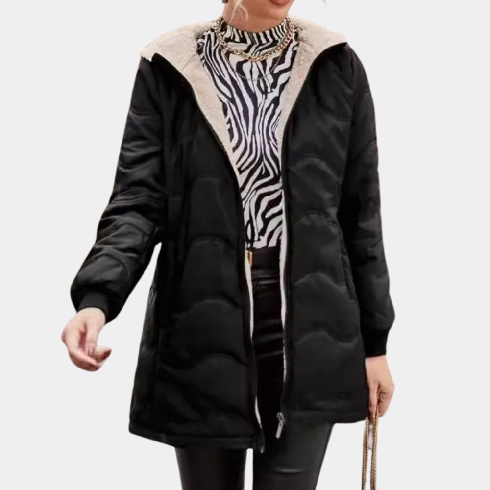 Zwarte gewatteerde winterjas met capuchon, gedragen over een zebraprint trui. Modieuze dameskleding, ideaal voor koude seizoenen.