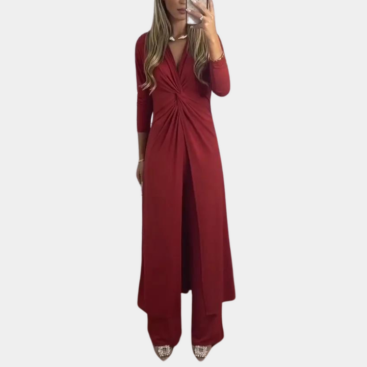 Rode tweedelige damesoutfit met lange mouwen en gedrapeerde voorkant, ideaal voor avondkleding. Elegante en modieuze set voor speciale gelegenheden.
