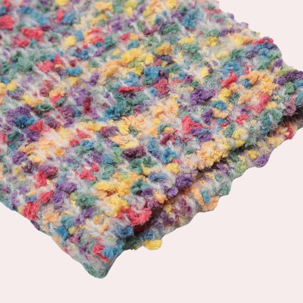 Veelzijdige, kleurrijke gebreide sjaal met textuur, gemaakt van zachte wol. Perfect voor wintermode en stijlvolle accessoires.