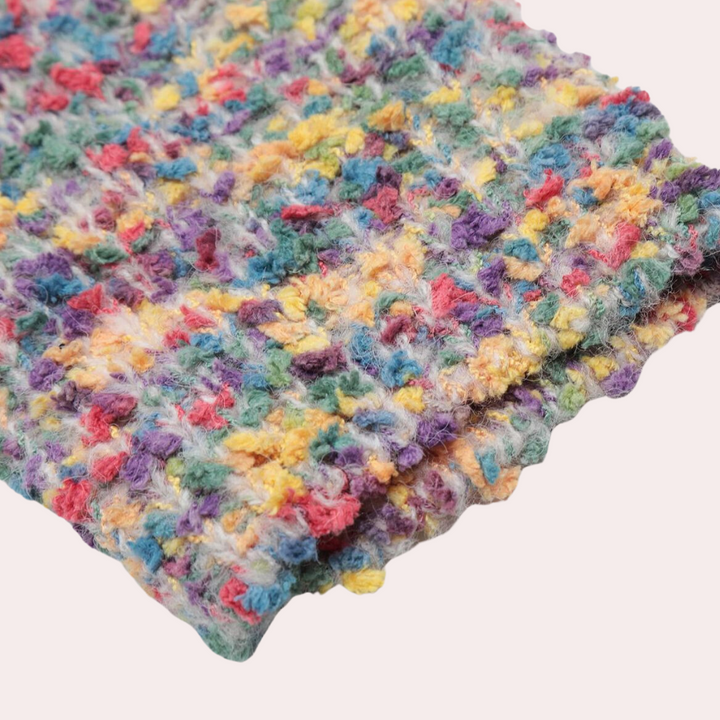 Veelzijdige, kleurrijke gebreide sjaal met textuur, gemaakt van zachte wol. Perfect voor wintermode en stijlvolle accessoires.