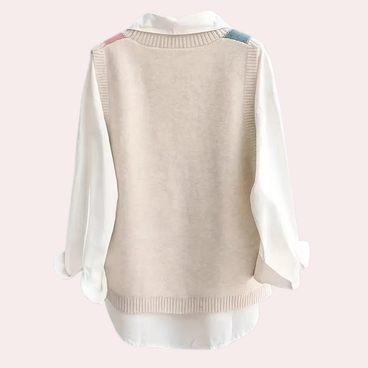 Beige gebreide spencer met witte blouse, damesmode, casual chique stijl, herfstkleding, trendy gelaagde look, comfortabele outfit.