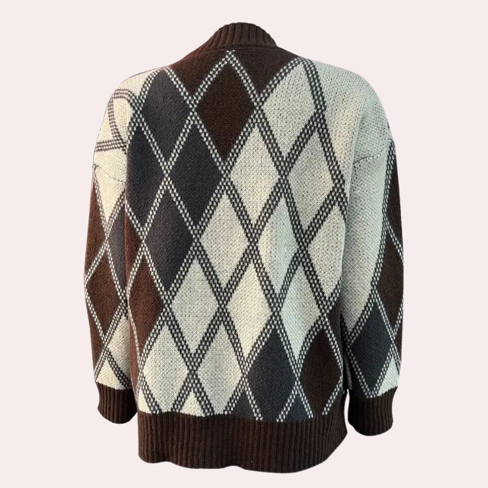 Bruine en witte gebreide trui met ruitpatroon, lange mouwen en geribbelde boorden. Stijlvolle herentrui, perfect voor herfst- en wintermode.