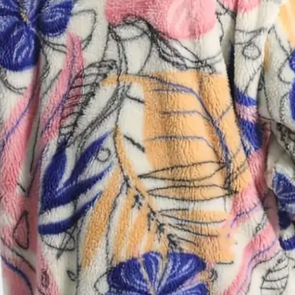 Kleurrijke fleece deken met abstracte bladerenprint in roze, blauw en geel. Zachte textuur, ideaal voor interieurdecoratie en comfort.