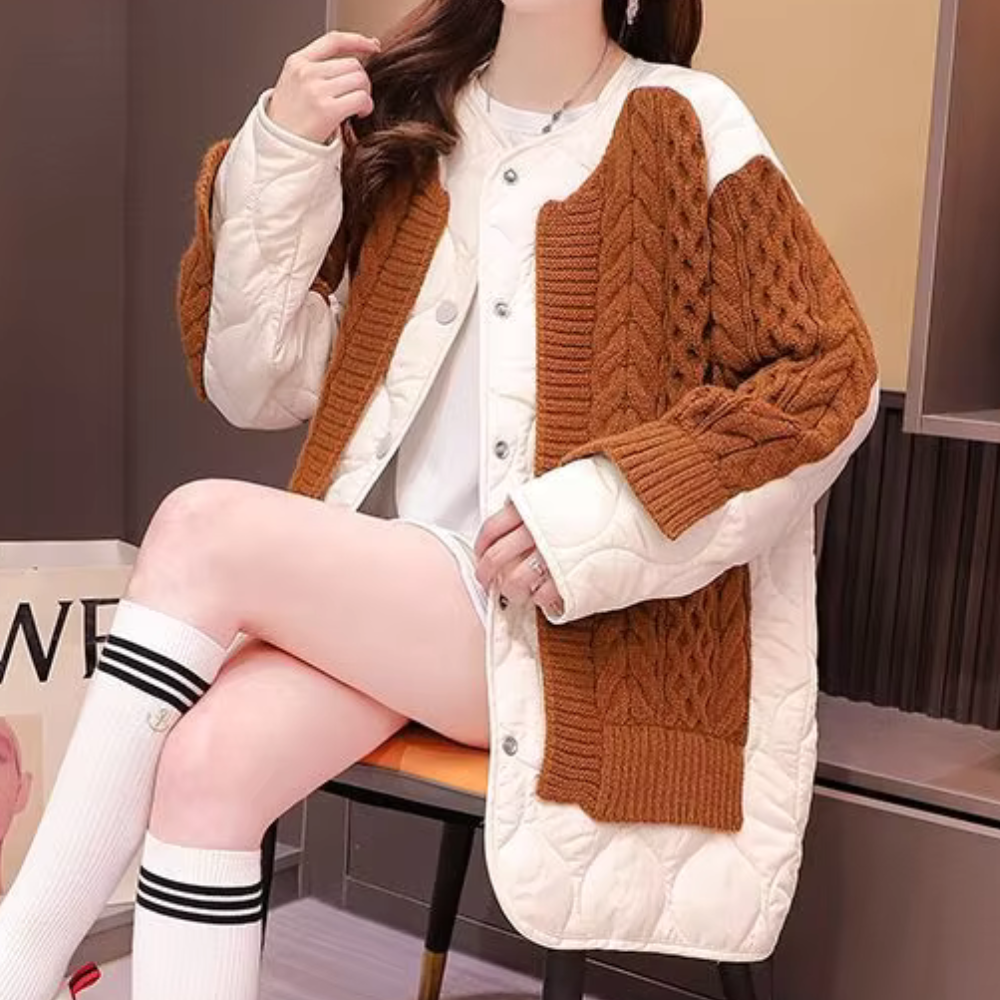 Vrouw draagt een modieuze, gewatteerde jas met bruine gebreide accenten, zittend op een stoel. Trendy herfstkleding, casual stijl, damesmode.