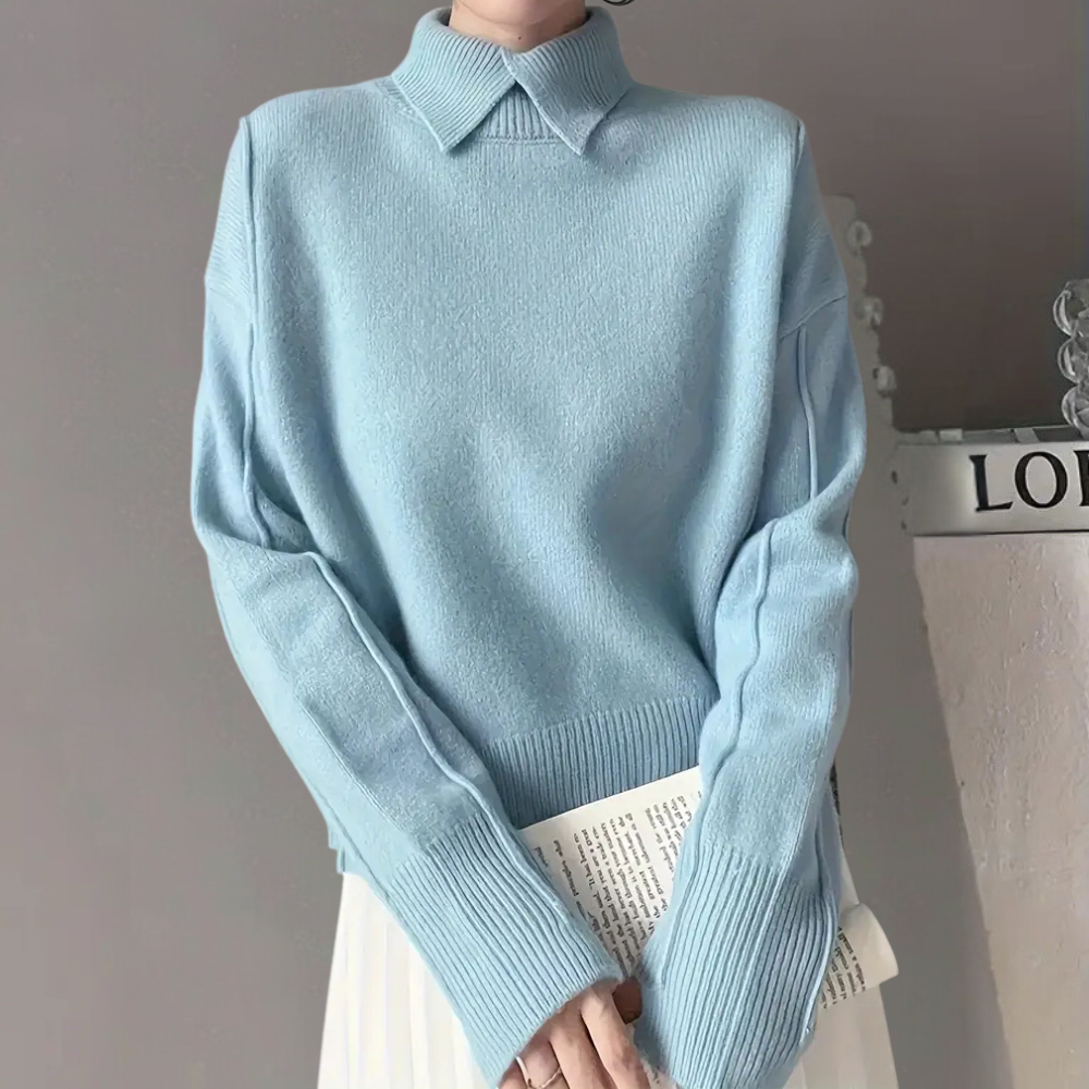 Damestrui in lichtblauw met colkraag, lange mouwen en geribde boorden, perfect voor herfstmode. Stijlvolle en comfortabele dameskleding.