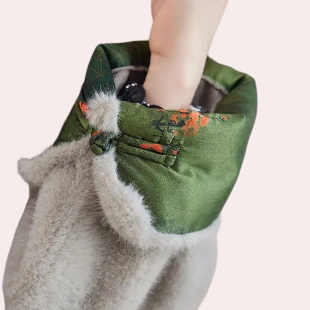 Groene zijden handschoen met bontvoering, elegant design, warme winteraccessoire, luxe uitstraling, ideaal voor koude seizoenen, modieuze keuze.