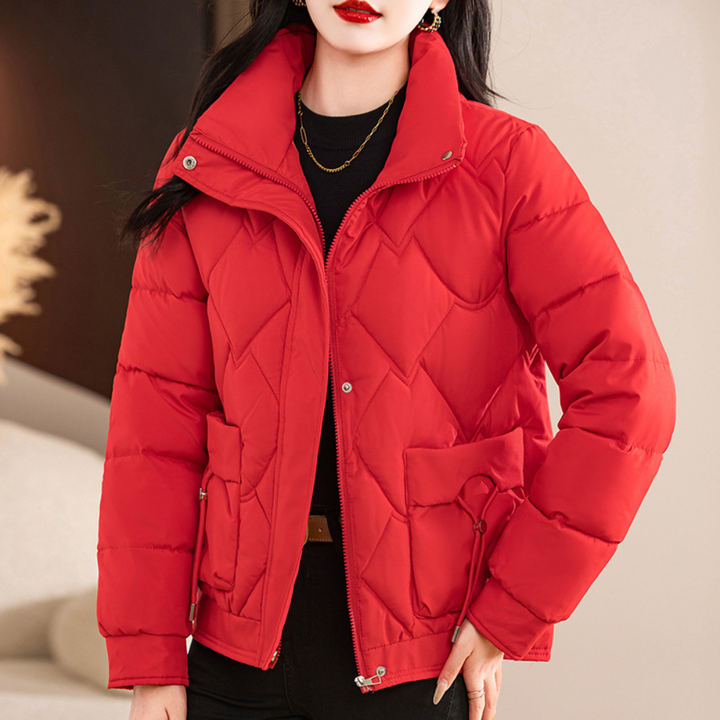 Rode gewatteerde winterjas voor dames, modieus en warm, met rits en zakken. Perfect voor koude seizoenen. Trendy dameskleding.