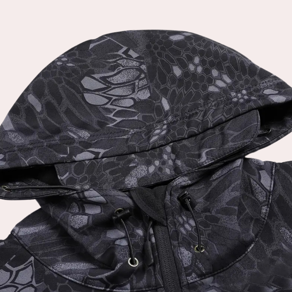 Zwarte hoodie met camouflagepatroon, close-up van capuchon en trekkoorden, ideaal voor outdooractiviteiten en streetwear.
