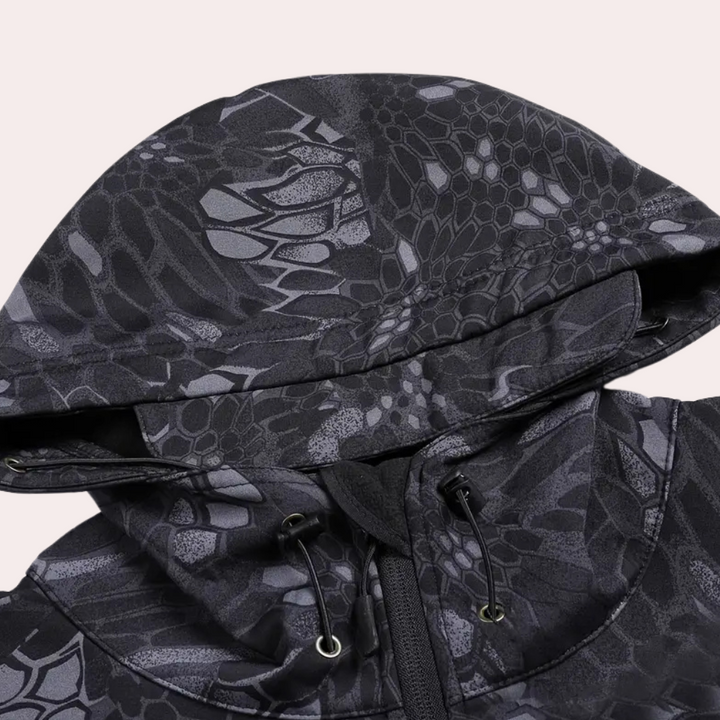 Zwarte hoodie met camouflagepatroon, close-up van capuchon en trekkoorden, ideaal voor outdooractiviteiten en streetwear.