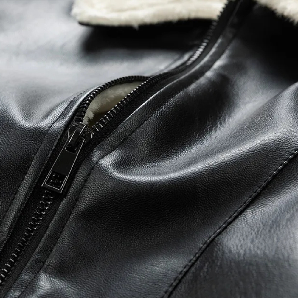 Zwarte leren jas met rits en witte bontkraag, close-up. Hoogwaardige wintermode, stijlvolle leren kleding, warme jas voor heren en dames.
