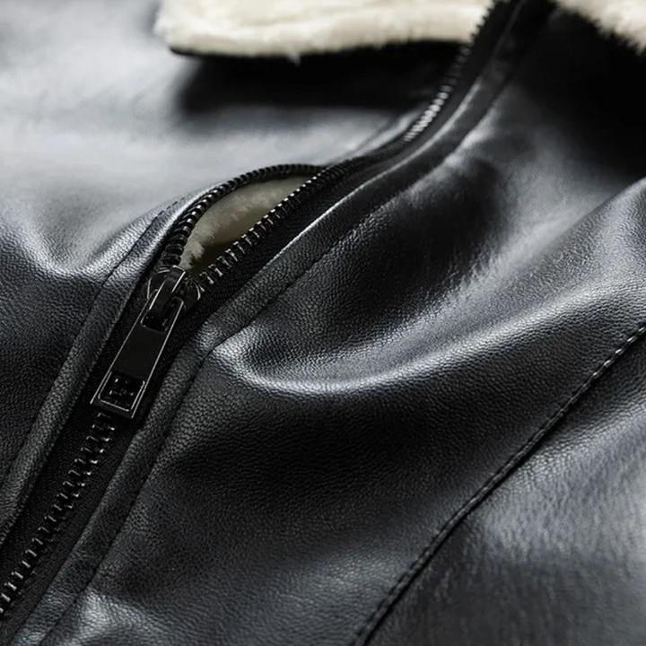 Zwarte leren jas met rits en witte bontkraag, close-up. Hoogwaardige wintermode, stijlvolle leren kleding, warme jas voor heren en dames.