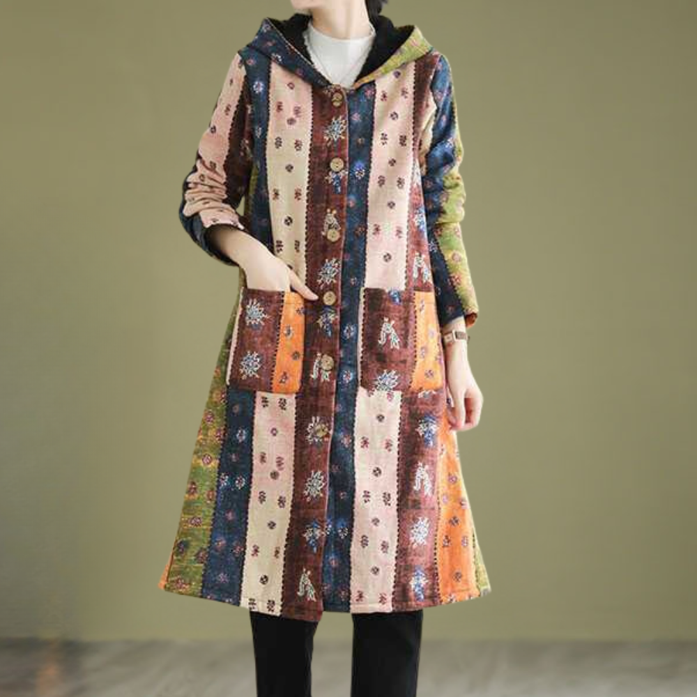 Vrouw draagt kleurrijke patchwork jas met capuchon, lange mouwen en zakken. Boho-stijl, herfstmode, unieke vintage look, comfortabele pasvorm.