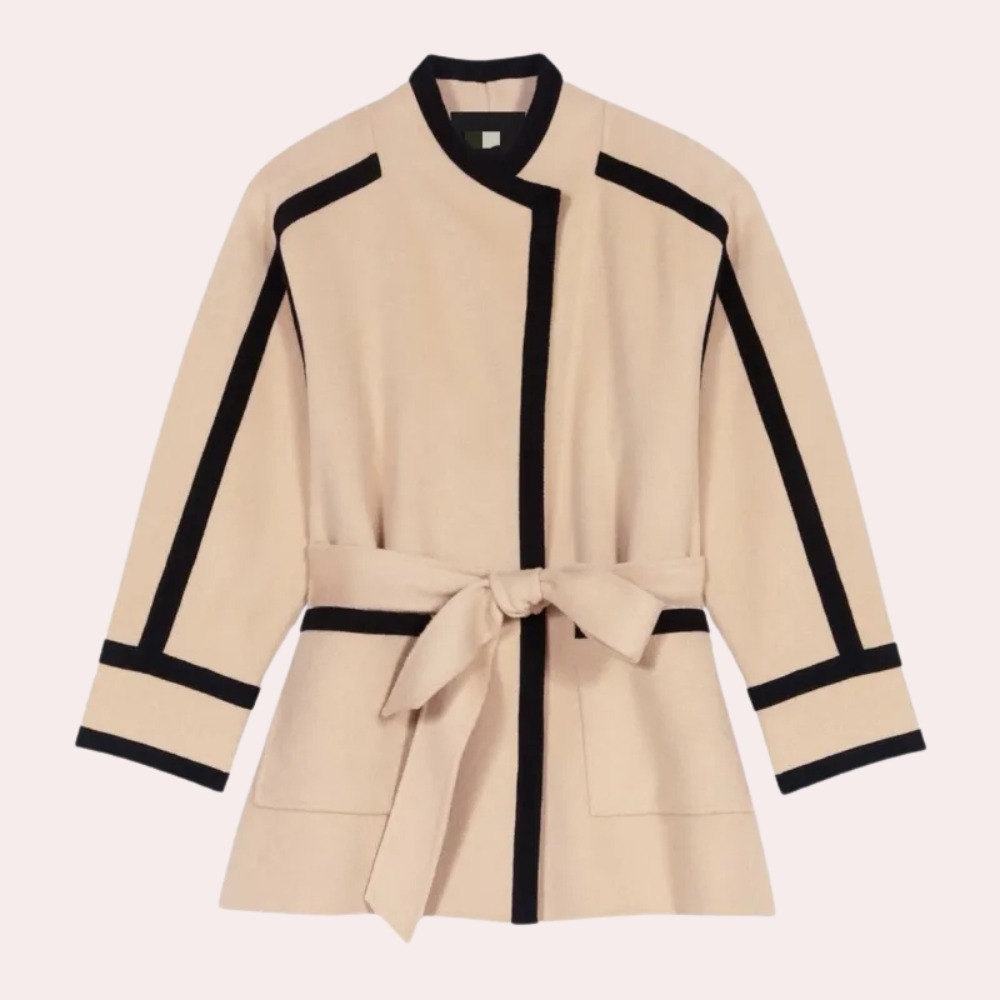 Beige damesjas met zwarte accenten en strikceintuur, minimalistisch design, lange mouwen, stijlvolle mode, herfst-winter collectie.
