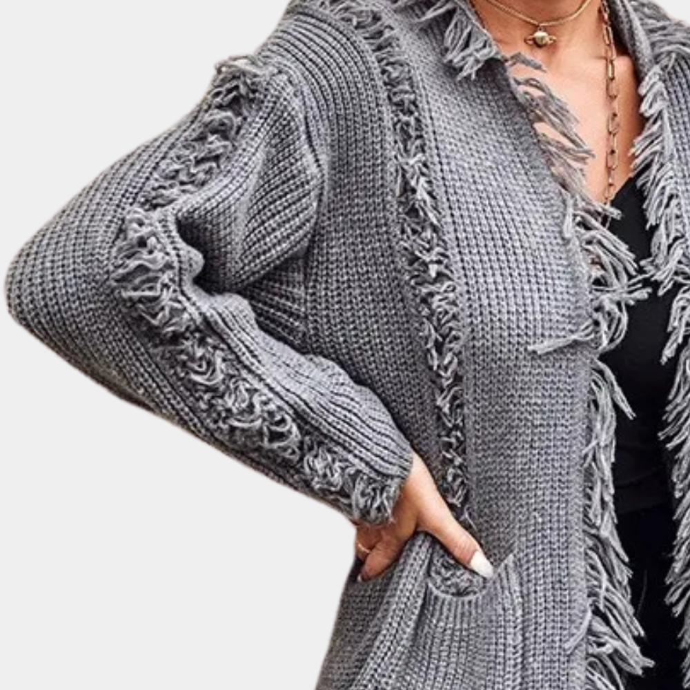 Grijze gebreide damestrui met franjes, lange mouwen en zakken. Modieuze herfstkleding, comfortabel en stijlvol. Perfect voor casual outfits.