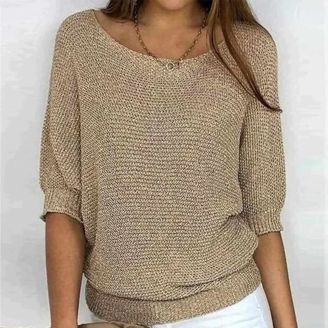 Beige gebreide damestrui met driekwart mouwen, ronde hals en casual pasvorm. Perfect voor herfstmode en comfortabele dagelijkse outfits.
