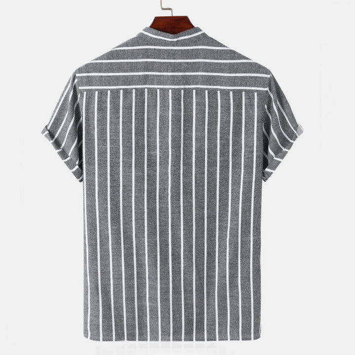 Grijs gestreept overhemd voor heren, korte mouwen, casual stijl, katoenen stof, geschikt voor dagelijks gebruik, modieus en comfortabel.