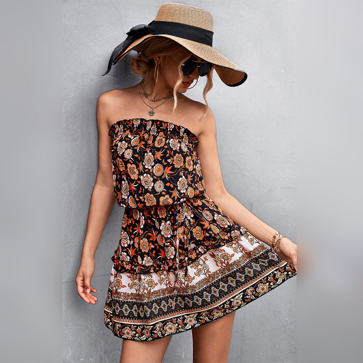Vrouw in strapless zomerjurk met bloemenprint, zonnehoed en zonnebril. Trendy damesmode, bohemian stijl, casual zomeroutfit.