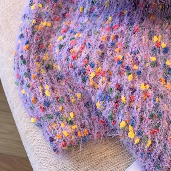 Paarse gebreide trui met kleurrijke stippen, zachte textuur, handgemaakt breiwerk, modieuze dameskleding, herfst-winter modeaccessoire.