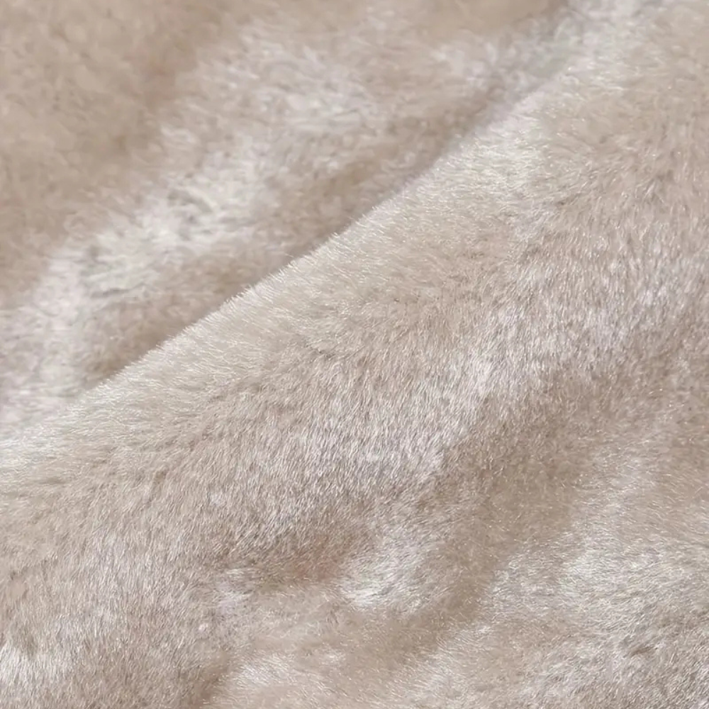 Zacht beige pluche stof close-up, ideaal voor knuffels en interieurdecoratie. Hoogwaardige textuur, perfect voor DIY-projecten en ambachtelijke creaties.