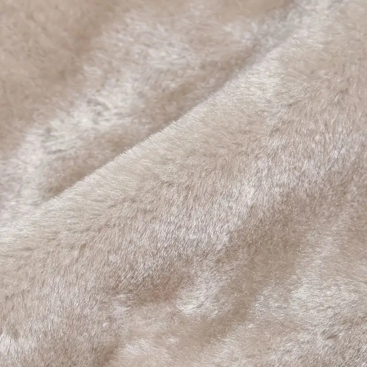 Zacht beige pluche stof close-up, ideaal voor knuffels en interieurdecoratie. Hoogwaardige textuur, perfect voor DIY-projecten en ambachtelijke creaties.