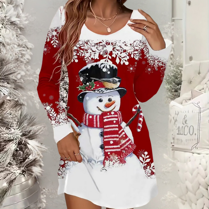 Vrouw in rode kerstjurk met sneeuwpopprint, sneeuwvlokken en winterse decoratie. Perfect voor feestdagen, kerstmode, winterkleding.