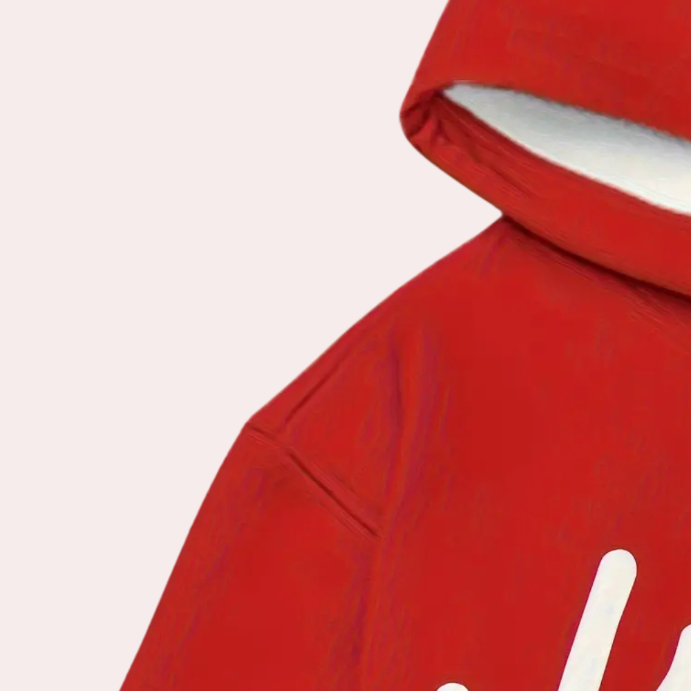 Rode hoodie met witte tekst, close-up van de capuchon en schouder, trendy streetwear mode, unisex kleding, casual stijl.