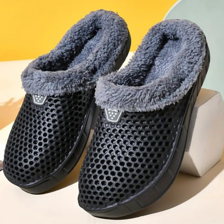 Zwarte ademende pantoffels met grijze pluche voering, antislip zool, comfortabel en warm, perfect voor binnengebruik.