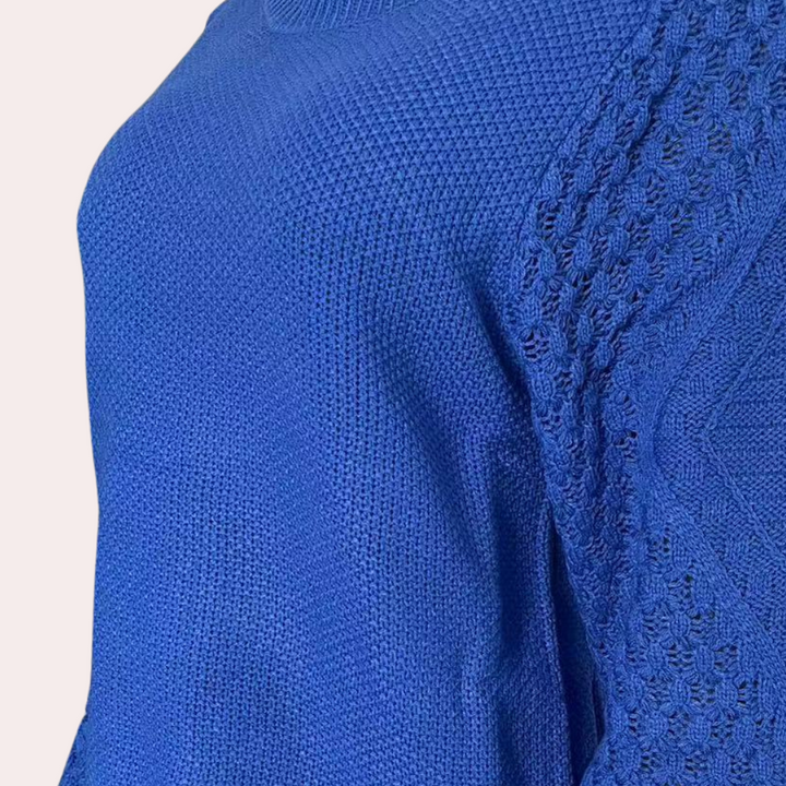 Blauwe gebreide trui met gedetailleerd kabelpatroon op de mouw, modieuze dameskleding, comfortabele en stijlvolle wintermode.