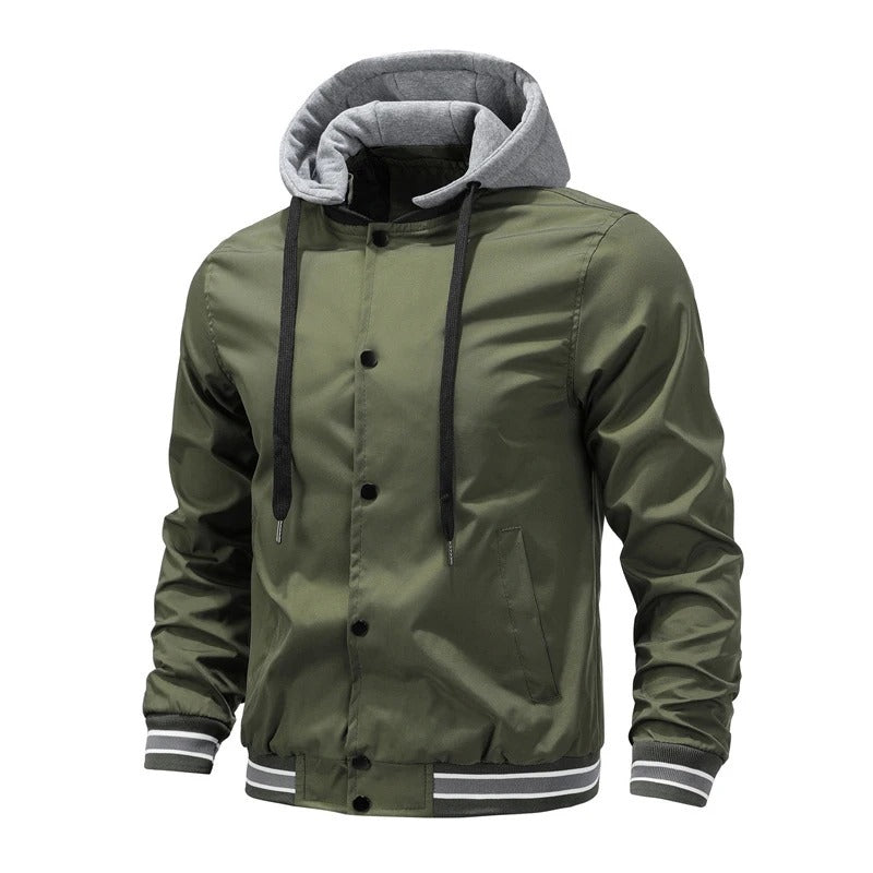 Olijfgroene herenjas met grijze capuchon, knoopsluiting en zakken. Stijlvolle casual jas, ideaal voor herfst en winter.