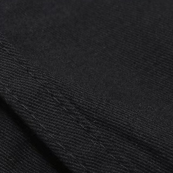 Zwarte katoenen stof close-up, textuur en weefsel zichtbaar. Hoogwaardige textielmaterialen, geschikt voor mode en interieurtoepassingen.