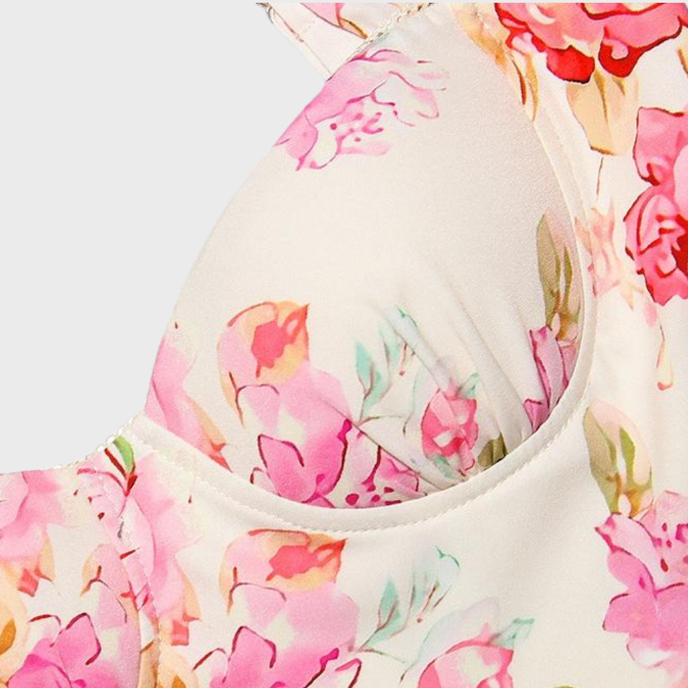 Roze bloemenprint op witte stof, close-up van een damesjurk. Elegante en kleurrijke bloemenpatroon, modieuze kleding, zomerse stijl.