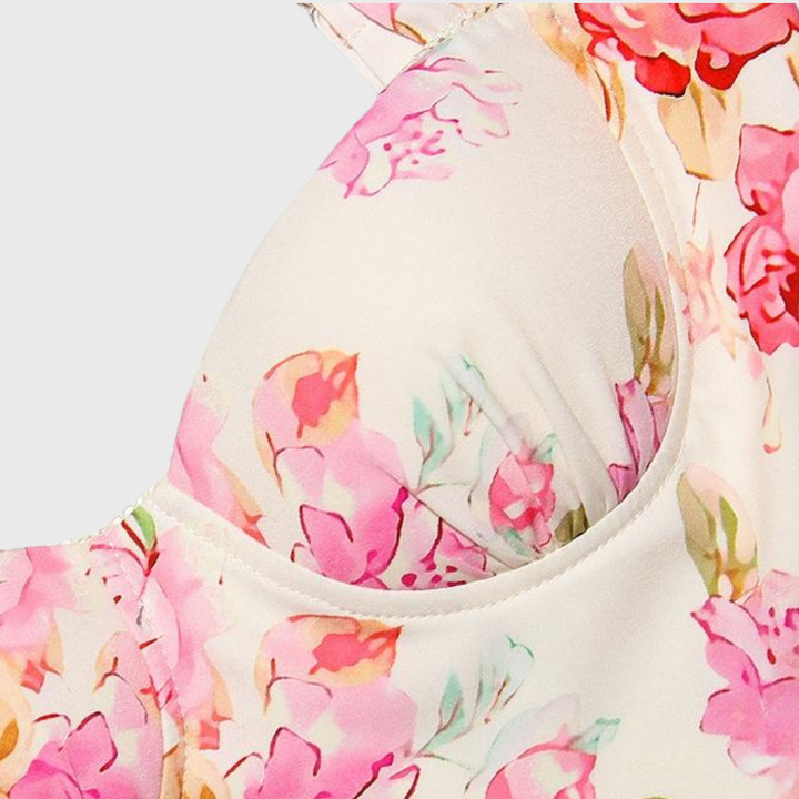 Roze bloemenprint op witte stof, close-up van een damesjurk. Elegante en kleurrijke bloemenpatroon, modieuze kleding, zomerse stijl.