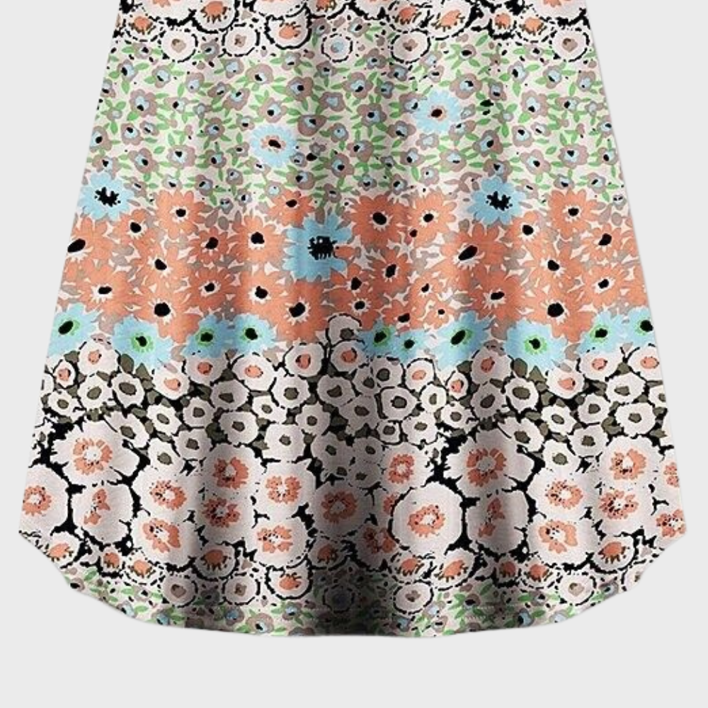 Bloemenjurk met kleurrijk patroon, inclusief oranje, blauwe en groene bloemen. Perfect voor zomermode en casual outfits. Vrouwelijke kledingstijl.