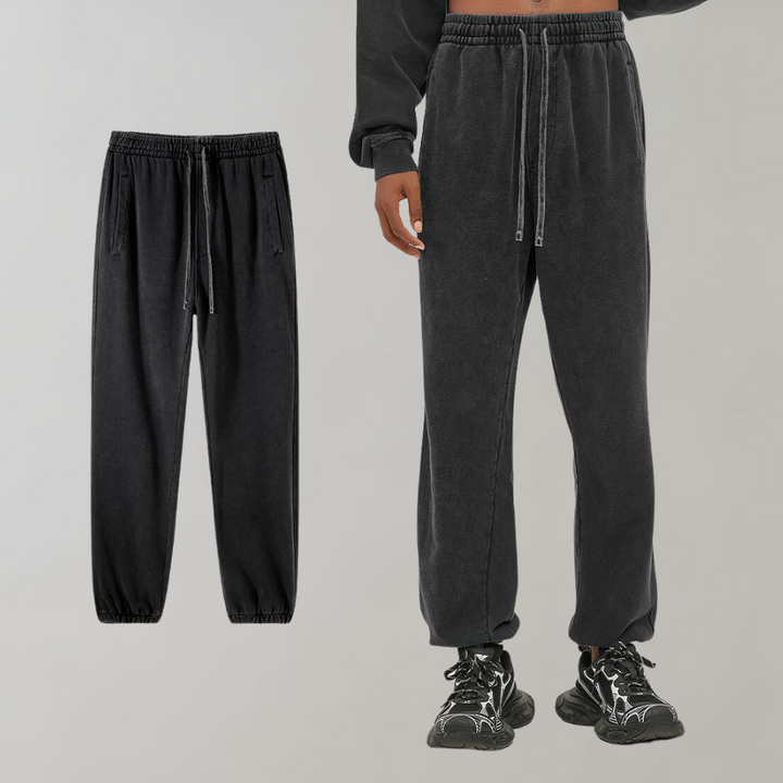 Zwarte joggingbroek met elastische tailleband en trekkoord, comfortabele pasvorm, unisex design, ideaal voor casual en sportieve outfits.
