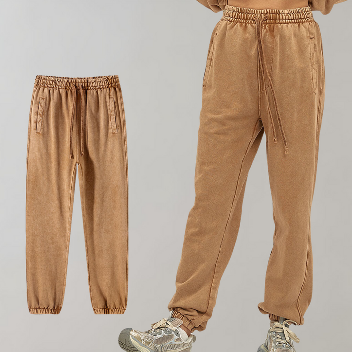 Twee beige joggingbroeken met elastische tailleband en trekkoord, comfortabele pasvorm, casual stijl, perfect voor dagelijks gebruik.