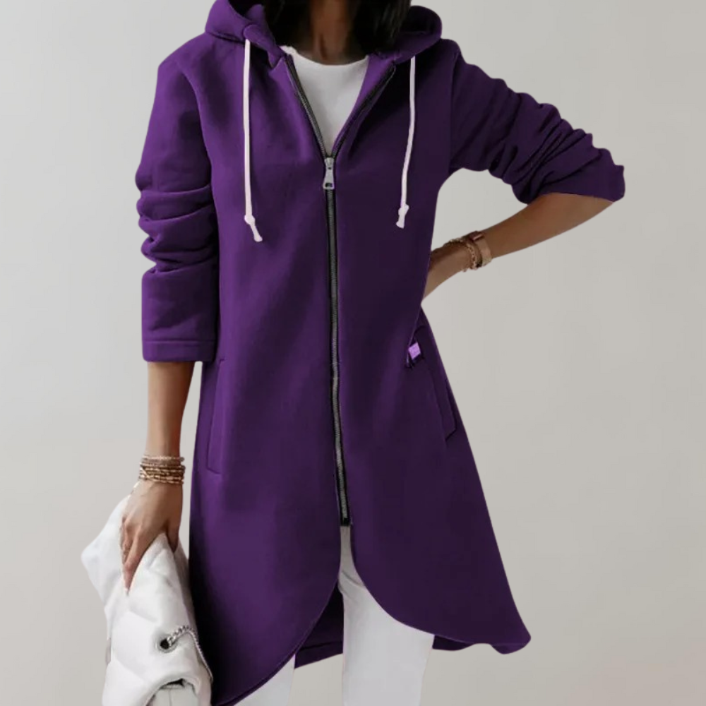 Paarse dames hoodie met rits, capuchon en zakken, gedragen over witte kleding. Modieuze casual outfit, comfortabele loungewear.