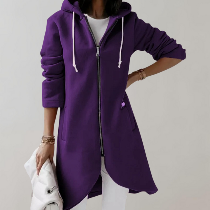 Paarse dames hoodie met rits, capuchon en zakken, gedragen over witte kleding. Modieuze casual outfit, comfortabele loungewear.