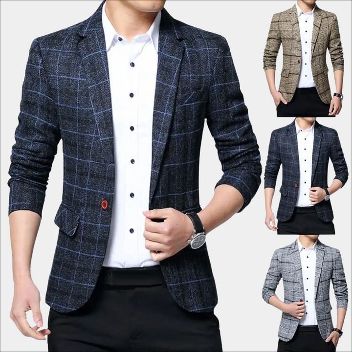 Man in geruite blazer met opgerolde mouwen, witte overhemd en horloge. Beschikbaar in vier kleuren. Stijlvolle herenkleding, zakelijke mode.