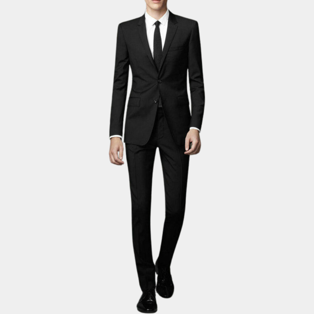 Zwart herenpak met stropdas, slank gesneden, ideaal voor zakelijke gelegenheden. Hoogwaardige stof, moderne pasvorm, formele kleding.