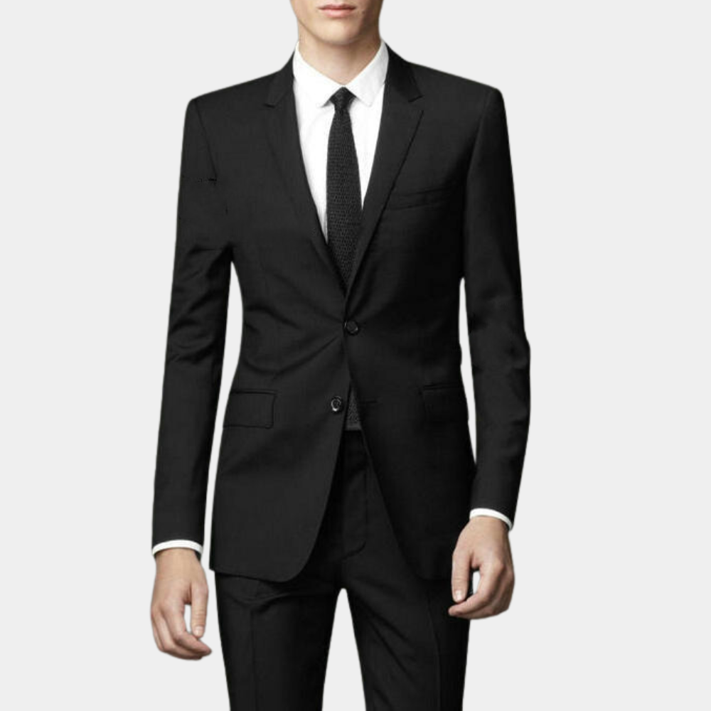 Zwart herenpak met witte overhemd en zwarte stropdas, zakelijke kleding, formele outfit, stijlvolle herenkleding, mode voor kantoor.