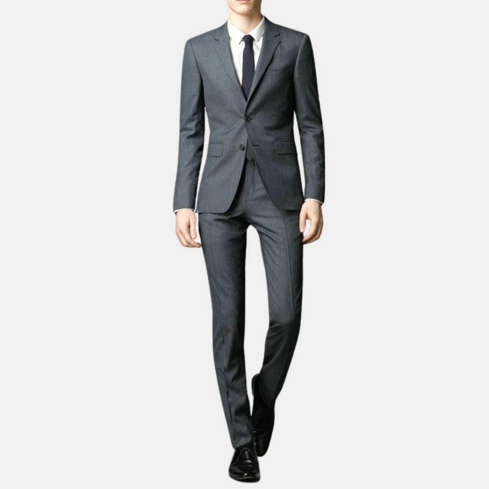 Grijs herenpak met slanke pasvorm, witte overhemd en zwarte stropdas. Perfect voor zakelijke gelegenheden. Elegante en moderne uitstraling.